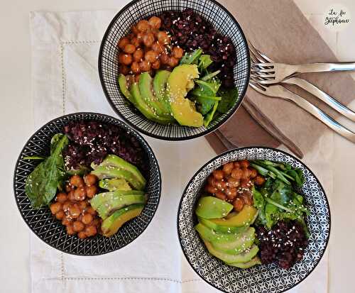 Buddha bowl riz rouge et noir, pois chiches en sauce aux arachides, avocat et salade verte