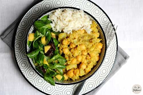 Buddha bowl végétal: chou-fleur et pois chiches à l'indienne, salade verte à la mangue et petits raisins