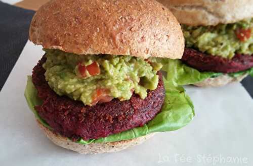 Burger de betterave et son tartare d'avocat: recette cruelty free!