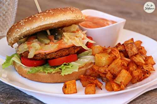 Burger de lentilles, sauce rose et pommes de terre rôties au paprika, pour un fast food vegan!