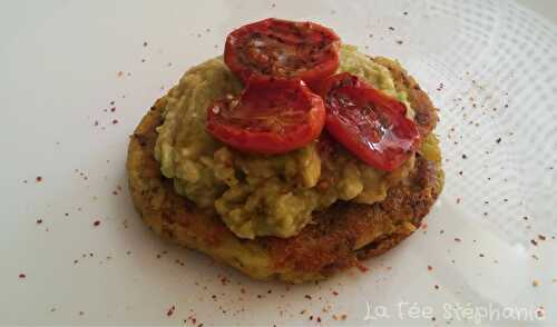 Burger de quinoa, pois chiches et brocolis, accompagné de guacamole et de petites tomates confites