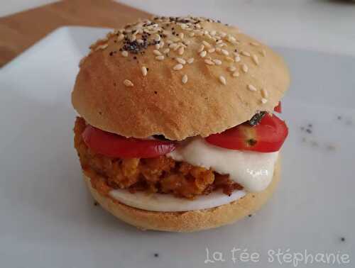 Burger de soja aromatisé au curry et au curcuma, petits pains à la farine de kamut et mayonnaise maison....tout végétal!