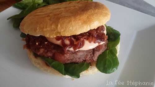 Burgers de haricots azuki, sauce rose et oignons caramélisés