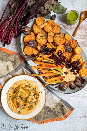 Comment transformer quelques racines et quelques fanes en un plat magnifique? Légumes rôtis, pesto de fanes de radis et houmous au paprika