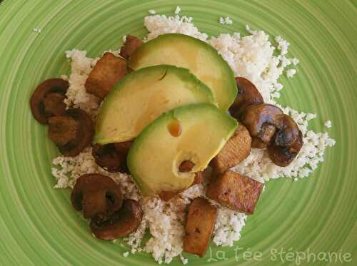 Couscous de chou-fleur cru, champignons et tofu à la sauce teriyaki, tranches d'avocat