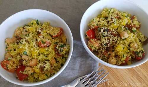 Couscous de maïs et de riz, légumes, raisins secs et dattes