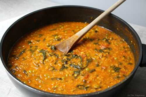 Dahl de lentilles corail, petits pois et épinards