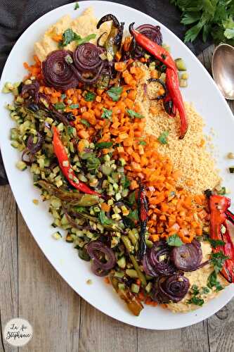 Dés de légumes grillés, semoule et houmous