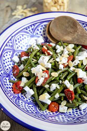 Encore une belle salade d'été: haricots, tomates confites, feta végétale et amandes