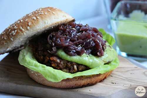 Fantastiques burgers végétaux, mayonnaise d'avocat et oignons caramélisés