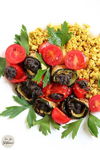 Fleurs de légumes à la tapenade et tofu brouillé sur un lit de polenta