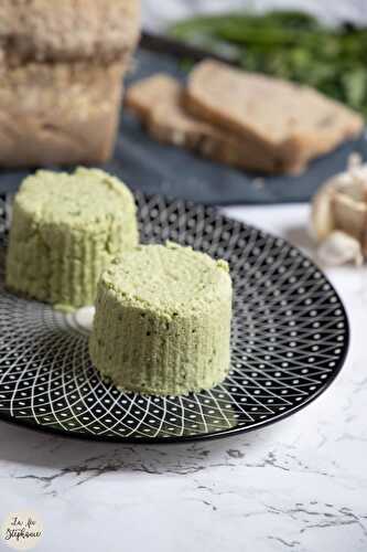 Fromage végétal aux amandes, à l'ail et aux herbes