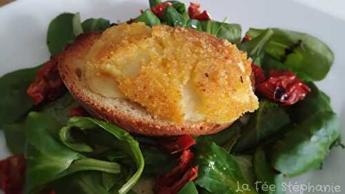 Fromage végétal pané sur son lit de salade verte