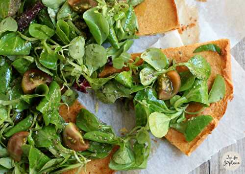 Galette à la farine de pois chiche, salade verte au pesto de basilic frais