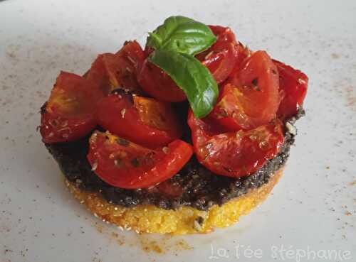 Galettes de polenta, tapenade aux olives et tomates cerises au four