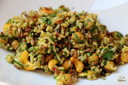 Gourmand riz sauvage aux épices, pois chiches, noix de cajou et oignons grillés