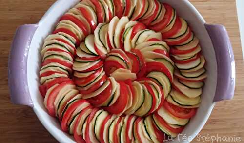 Gratin de pommes de terre, tomates et courgettes, sauce tomate aux herbes de Provence