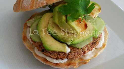 Hamburgers de haricots rouges et boulgour, concombre et avocat