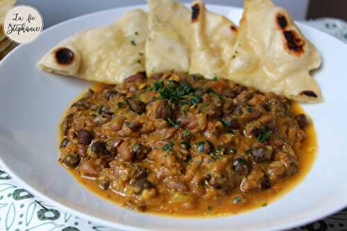 Haricots rouges et pois chiches noirs à l'indienne, naans maison