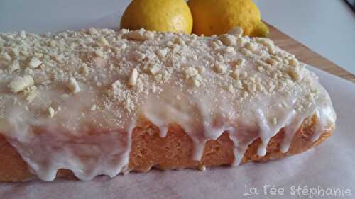 La meilleure recette de dessert végétalien: mon cake au citron nappé de sucre glace et d'amandes!