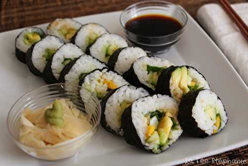 Maki sushi vegan: salade, mangue, concombre et avocat