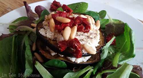 Millefeuille d'aubergines grillées et de fromage frais végétal aux tomates confites, lit de salade verte