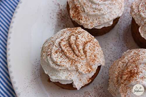 Muffins gourmands aux épices recouverts de crème fouettée, recette végétale