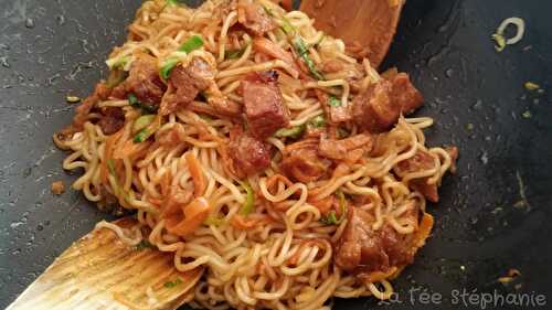 Noodles sautées aux légumes et protéines de soja laquées, recette végétalienne