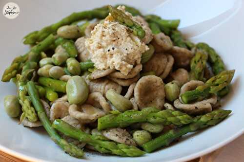 Orecchiette à la farine de chanvre, fèves, asperges vertes et fromage végétal pour un plat riche en protéines végétales