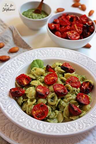 Orecchiette au pesto de basilic et aux amandes fraîches, tomates cerise rôties