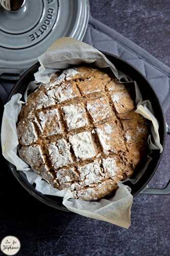 Pain de seigle fait avec du levain naturel - cuisson cocotte