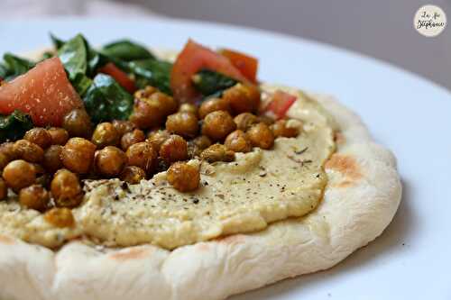 Pain pita maison, l'houmous, pois chiches grillés au épices et salade