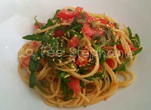 Pas le temps de cuisiner? Salade de spaghettis, tomates fraîches ou confites, roquette et graines en folie