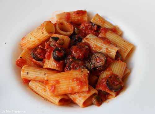 Pasta alla puttanesca: tomates, câpres et olives (recette végétalienne)