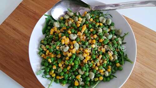 Petite salade de printemps, fèves et petits-pois, maïs et roquette