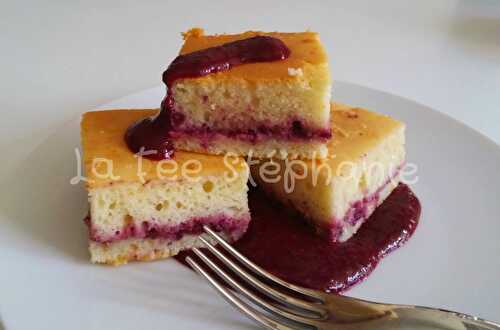 Petits gâteaux au yaourt, coulis de fruits rouges