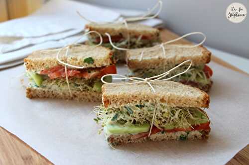 Petits sandwichs aux graines germées, sauce blanche aux herbes - recette végétale