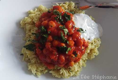 Pois chiches et riz au curry, sauce au yaourt