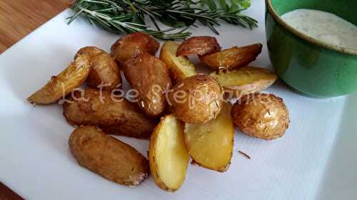 Pommes de terre nouvelles et sauce au yaourt aromatisée aux oignons et à l'ail grillés