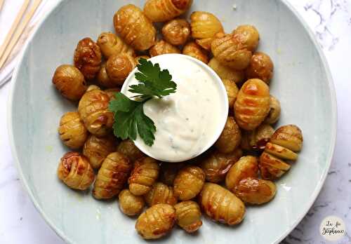 Pommes de terre nouvelles rôties à la fleur de sel, à tremper dans une sauce à la moutarde!