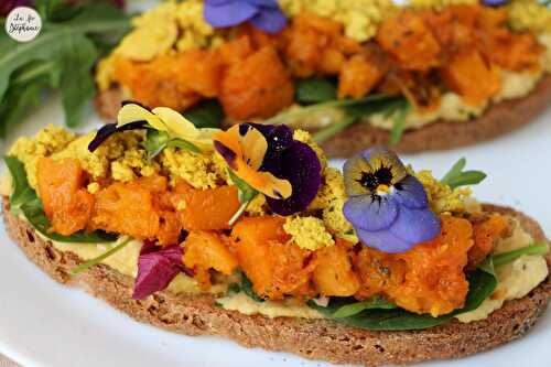 Pour fêter l'arrivée du printemps: tartines de houmous, dés de potimarron caramélisés et oeufs brouillés vegan!