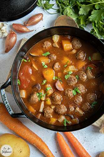 Ragoût de boulettes aux légumes - pommes de terre, carottes et champignons