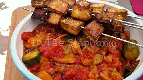 Ratatouille à ma façon, accompagnée de brochettes de tofu, marinées et grillées