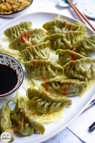 Raviolis chinois farcis aux légumes, pâte faite maison aux épinards