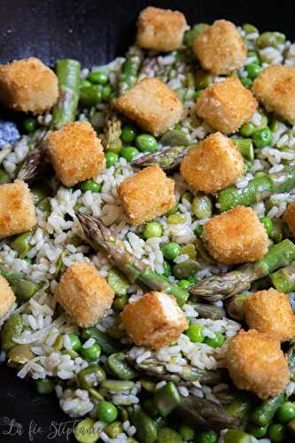 Riz aux petits légumes verts et nuggets de tofu croustillants et dorés