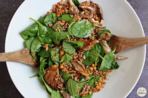 Salade d'épeautre, champignons rôtis et pousses d'épinard - sauce gourmande à l'oignon