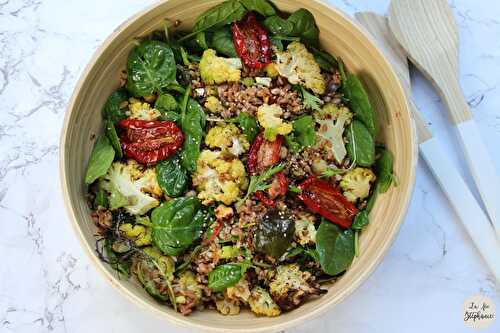 Salade d'épeautre et de chou-fleur grillé aux noisettes