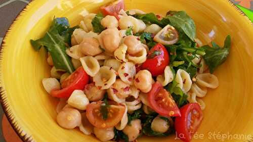 Salade d'orecchiette, pois chiches tomates et roquette: un plat complet en quelques minutes