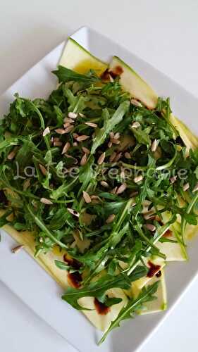 Salade de courgettes et de roquette, parsemée de graines de tournesol