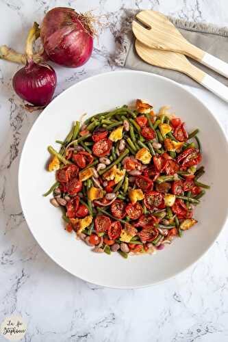 Salade de haricots coco et verts, croûtons et tomates confites